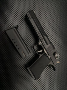 אקדח אקדחי צעצוע בקנה מידה 1/2.05 נשר המדבר Desert Eagle - Image 5