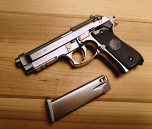 1/2.05 scale Italia Beretta M92F fake gun toy pistols police gun toy pistol gun model toy guns metal prop gun - Image 7